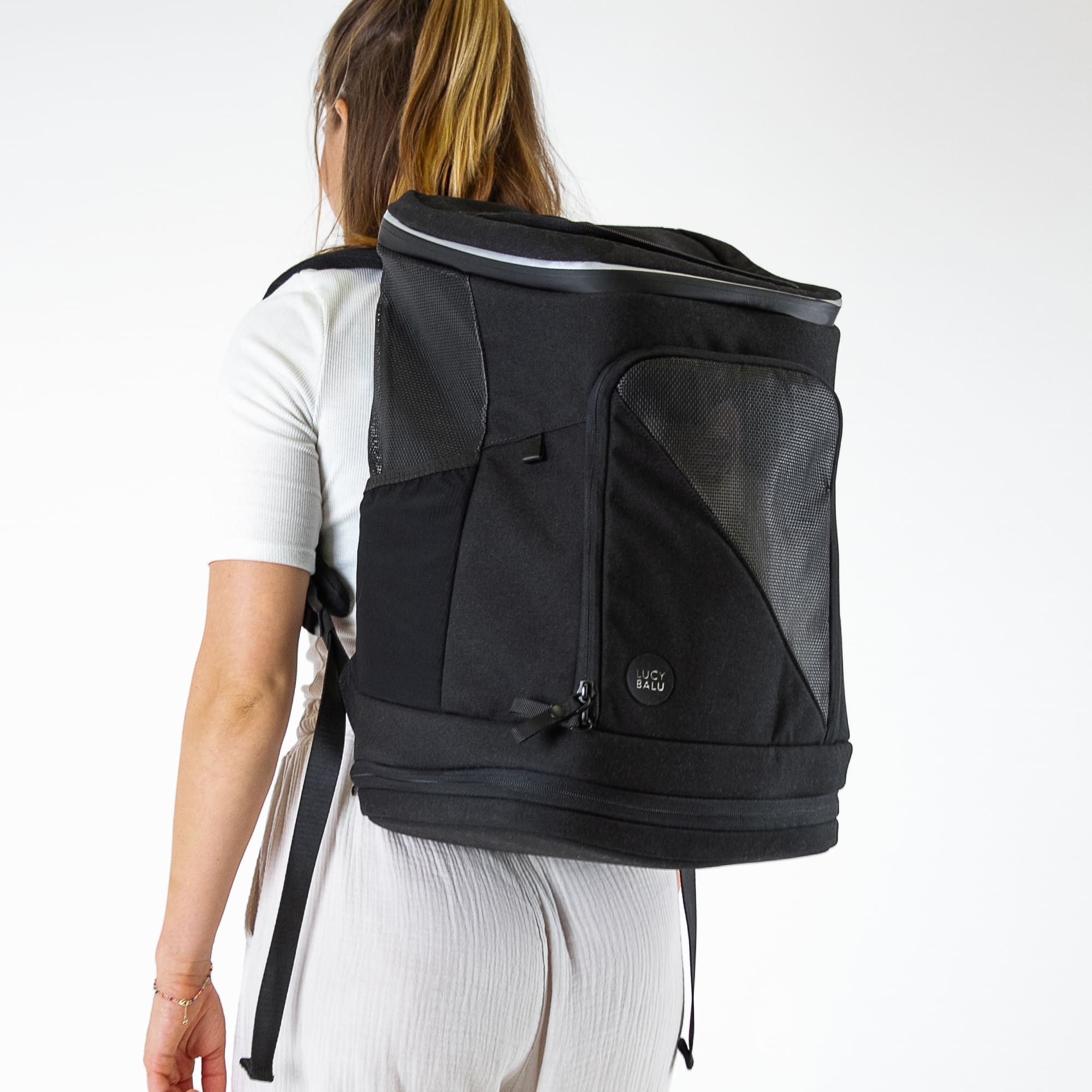 HOP-ON Katzenrucksack in Anthrazit, wird von einer Frau getragen, Studioaufnahme