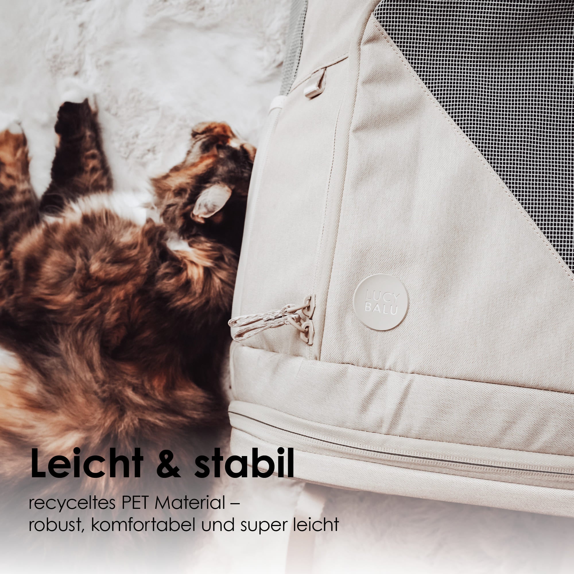 HOP-ON Katzenrucksack in Sand: Leicht und stabil aus recyceltem PET-Material, Nahaufnahme des LucyBalu Labels