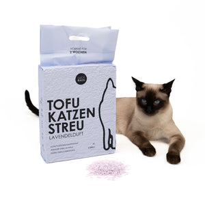 Katze liegt neben einem Beutel Tofu Katzenstreu mit Lavendelduft