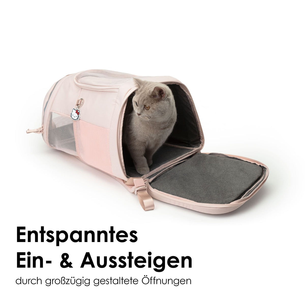 Graue Katze steigt bequem aus rosa HOP-ON Katzenrucksack Hello Kitty Edition durch großzügige Öffnung