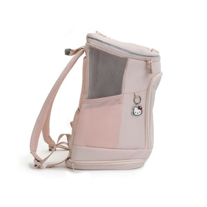 Hello Kitty Anhänger seitlich am rosa HOP-ON Katzentransportrucksack befestigt