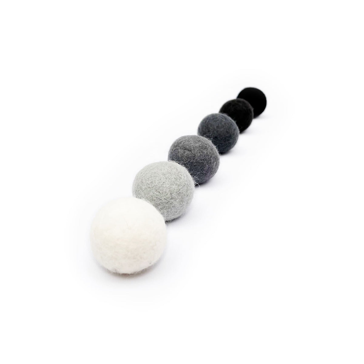 Palline di feltro SHADES OF GREY in gradazione di colore dal bianco al nero