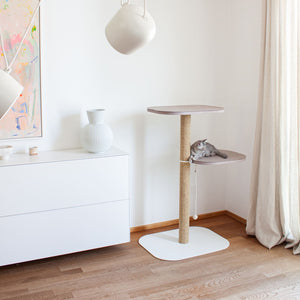 Minimalistischer Kratzbaum in Weiß mit Sisalstamm und Filz-Liegefläche – hochwertige Katzenmöbel im Wohnzimmer.