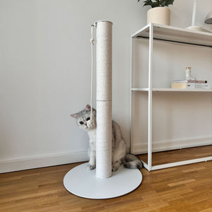 helles interior mit weißer lucybalu katzen kratzsaeule