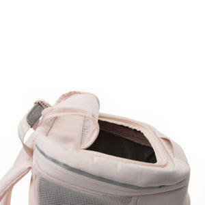 Nahaufnahme der oberen Öffnung des rosa HOP-ON Katzenrucksacks Hello Kitty Edition