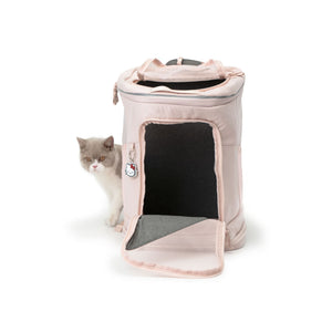 Kitten steht neben geöffnetem rosa HOP-ON Katzenrucksack Hello Kitty Edition mit Hello Kitty Anhänger