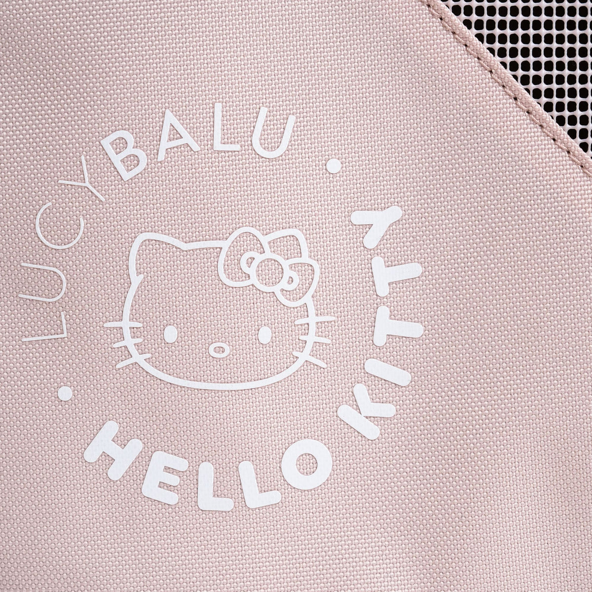 Nahaufnahme des geprägten LucyBalu X Hello Kitty Logos auf dem HOP-ON Katzenrucksack