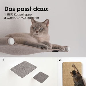 Graue Katze liegt auf der hellgrauen Hängematte „SWING“ mit weißen Wandhaltern – unten abgebildet: passende Ergänzung „STEPS“ Kletterelemente und „SCRATCHPAD“ Kratzbrett.
